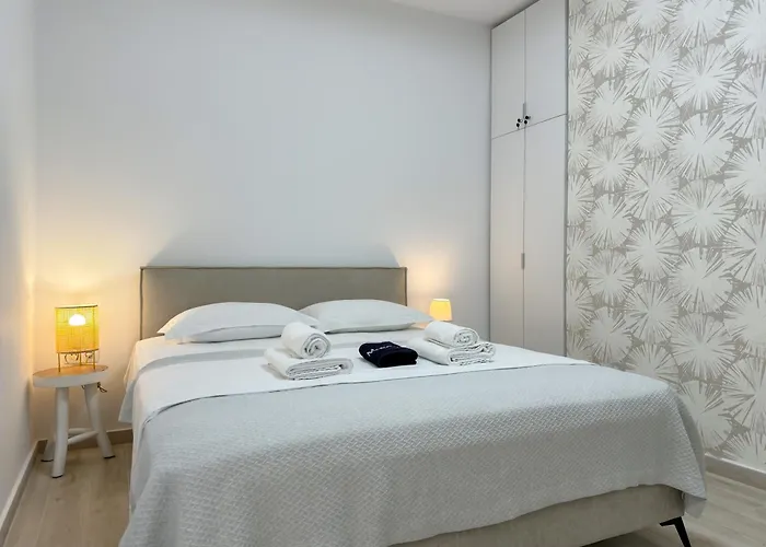 Апартаменты Luxury Downtown Guya